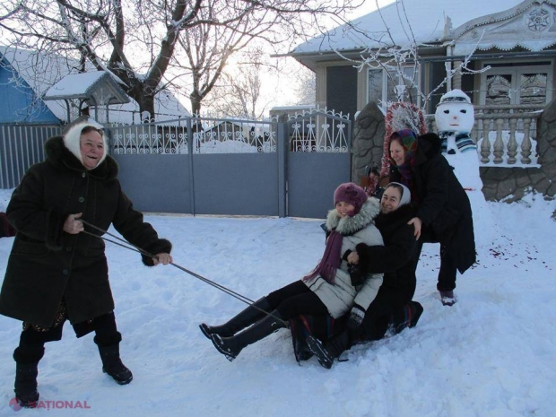 GALERIE FOTO // Distracția unor vecine de la Soroca: La săniuș, cu om de zăpadă și copturi