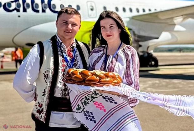 Serviciu INEDIT propus de administrația Aeroportului Internațional Chișinău. Pentru câteva mii de lei poți să fii întâlnit cu „pâine și sare” la scara avionului