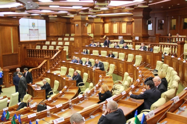 FOTO // Un TRANSFUG comunist, surprins într-o ipostază JENANTĂ