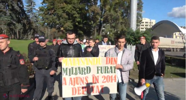 VIDEO // Tinerii din PD, protest împotriva „finanțării PAS și PPDA de către oligarhi străini certați cu legea”