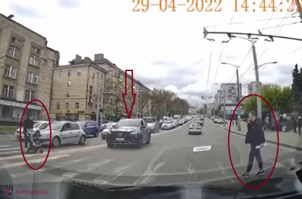 VIDEO // Cine e șoferul unui Mercedes de 100 000 de euro, care, pe TRECEREA de pietoni, a fost la un pas să ZDROBEASCĂ trei oameni, inclusiv un bebeluș aflat într-un căruț