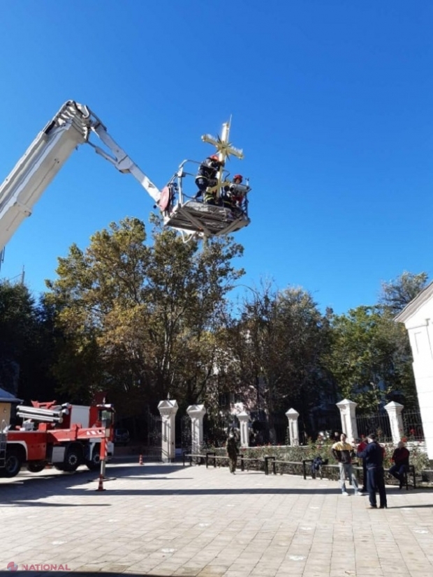 VIDEO // Salvatorii, solicitați, de Hramul Chișinăului, să dea crucea jos de pe o biserică