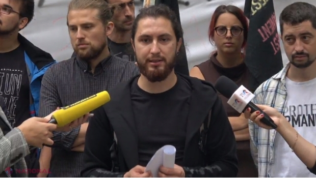 Protestatarii „Occupy Guguță” acuză Poliția de provocări: Chimicale și mase fecale, împrăștiate în Grădina Publică Ștefan cel Mare, dar și oameni ai străzii aduși lângă cafeneaua Guguță