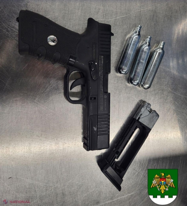 Cu pistolul, la Aeroportul Internațional Chișinău: Ce explicații a oferit tânăra de 22 de ani