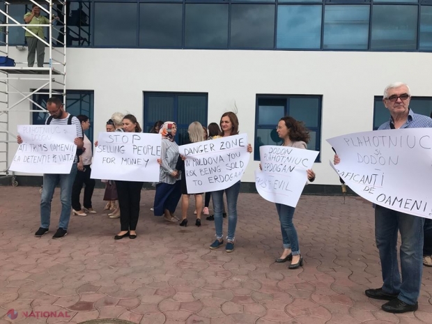 Protest la Aeroport și urare pentru Dodon: Atunci când va sta în fotoliul donat de Erdogan, să se gândească la copilul luat pe sus astăzi de SIS care va sta probabil toată viața fără mamă sau tată