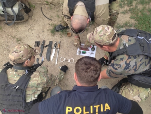 VIDEO // Un bărbat care locuiește aproape de Aeroportul Mărculești ținea ilegal acasă un întreg arsenal de arme