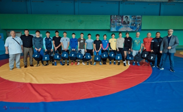 VIDEO // Luptătorii moldoveni pleacă la Campionatul EUROPEAN din Albania în echipament nou, care a fost oferit de Asociația A.S.I.C.S. „Echipa Under 17, în PREMIERĂ, a fost echipată cu un set de uniformă cu simbolurile R. Moldova”