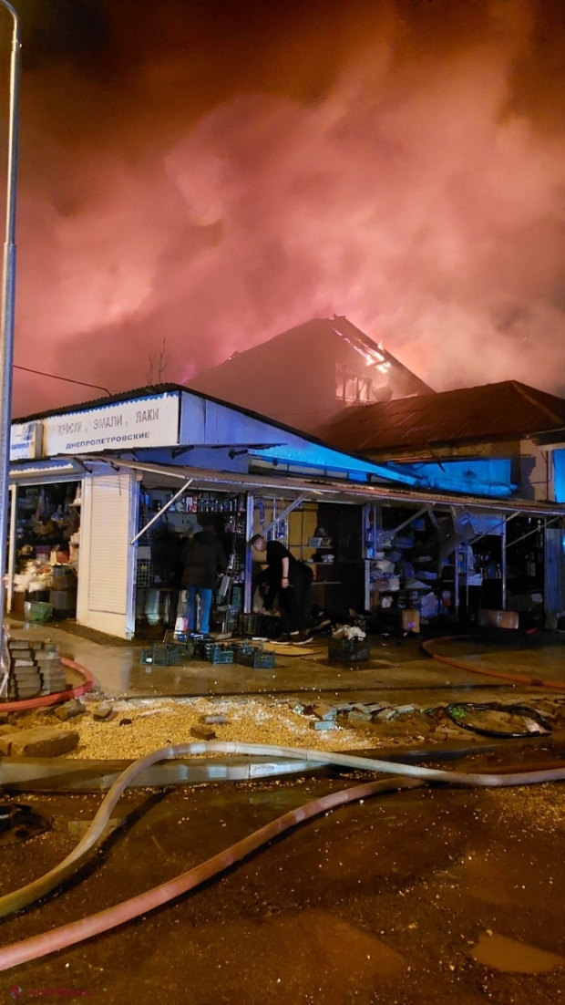 FOTO // Incendiu de proporții la Piața Centrală din Chișinău: Numeroase buticuri cu haine, încălțăminte și produse de uz casnic ard ca o torță. Peste 80 de pompieri luptă cu flăcările