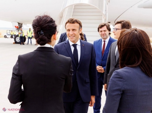 VIDEO // Președintele Republicii Franceze, Emmanuel Macron, întâmpinat la Aeroportul Internațional Chișinău de către vicepremierul Nicu Popescu, iar la Reședința de stat - de către Maia Sandu