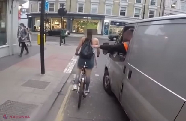 VIDEO // Au AGRESAT o biciclistă la semafor în miezul zilei! Ce s-a întâmplat două străzi mai încolo