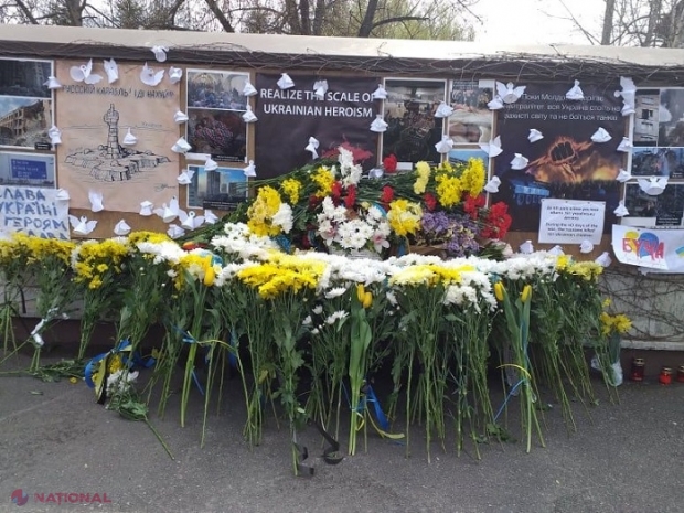 DOLIU NAȚIONAL // Flori, jucării și lumânări la Ambasada Ucrainei de la Chișinău, în memoria cetățenilor uciși de armata rusă