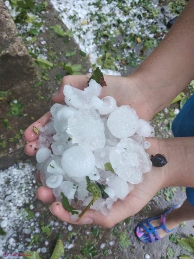 FOTO // GRINDINĂ cât oul de găină, căzută la nordul R. Moldova: Primarul de Edineț cere ajutor