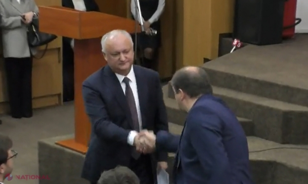 Primarul Ion Ceban și consilierul municipal, Igor Dodon, și-au dat mâna la ședința de constituire a CMC. Fostul președinte al R. Moldova a fost îndemnat să se prezinte, atunci când s-a adresat consilierilor