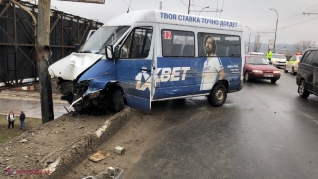 VIDEO // Momentul IMPACTULUI! Poliția Capitalei oferă DETALII despre accidentul bizar produs ieri pe podul de pe str. Ismail, când un microbuz a fost la un pas să cadă în gol