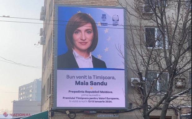 FOTO // Maia Sandu, întâmpinată cu mare fast la Timișoara. Autoritățile locale au plasat pe o clădire un BANNER imens cu poza șefei statului