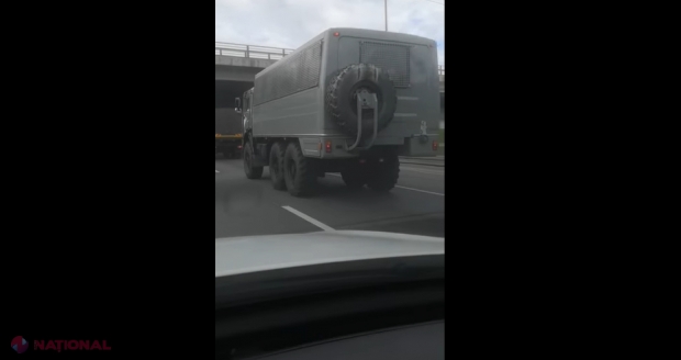 VIDEO // „Omuleții verzi”, în ajutorul lui Lukașenko? Mai multe camioane cu militari, fără însemne, s-ar îndrepta spre Belarus