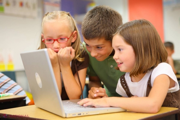 Țara care ÎNLOCUIEȘTE istoria și geografia cu PROGRAMAREA în școlile gimnaziale