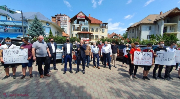 Proteste socialiste la casa lui Gațcan: Deputații socialiști merg cu „buldozerele politice” peste femei gravide și mame cu copii
