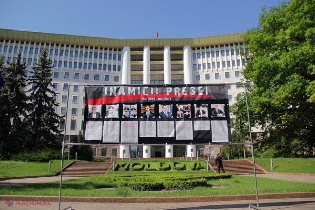 FOTO // Panoul RUȘINII, în fața Parlamentului