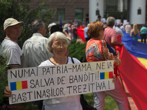 PROTEST la Parlament: Se cere introducerea LIMBII ROMÂNE în Constituție