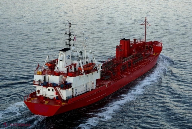 FOTO // R. Moldova, implicată INDIRECT în RĂZBOIUL purtat de Rusia împotriva Ucrainei. O navă sub pavilionul R. Moldova a fost lovită de un OBUZ în Marea Neagră. Bărcile de salvare au fost DISTRUSE. La bord se aflau cetățeni RUȘI