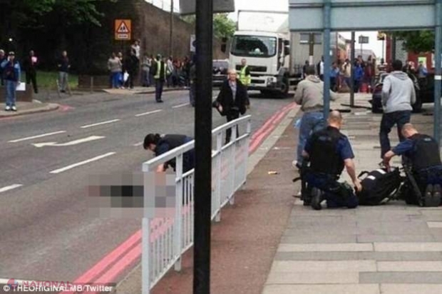 Marea Britanie, în stare de şoc. ATAC TERORIST LA LONDRA. Un militar a fost DECAPITAT