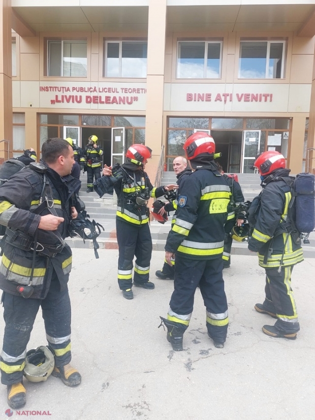 FOTO // INCENDIU la Liceul „Liviu Deleanu” din Chișinău: Elevii, evacuați de urgență, iar 60 de pompieri luptă cu flăcările