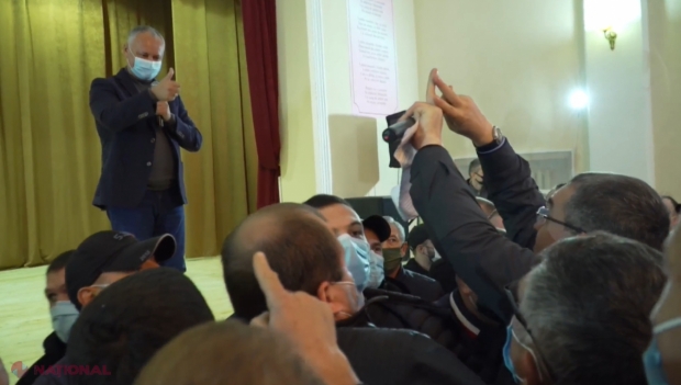 VIDEO, FOTO // Renato Usatîi și susținătorii săi au intrat la întâlnirea electorală a lui Dodon de la Fălești. Dodon a fost nevoit să PLECE din sală. „Se ascunde după BODYGUARZI. Te voi urmări în fiecare zi”