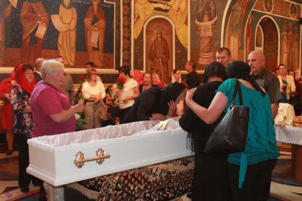 Reportaj FOTO // Flori de liliac și lacrimi pentru Ana Barbu
