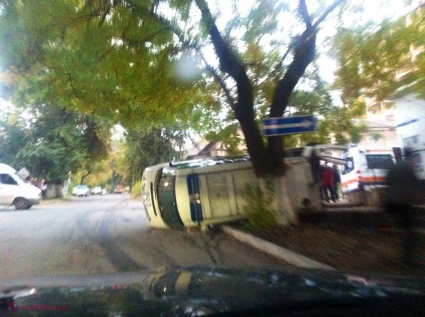 Accident în capitală. O ambulanță s-a RĂSTURNAT
