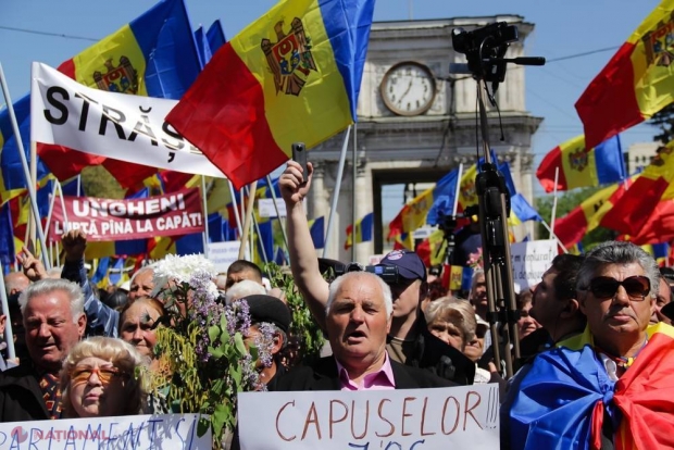 VIDEO // Protestatarii au ÎNCONJURAT clădirea Guvernului și spun că vor sta acolo până nu vor fi anunțate alegerile parlamentare anticipate