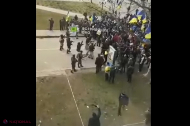 VIDEO // Ucrainenii nu mai au FRICĂ. Amenințați cu ARMELE, aceștia au ieșit în stradă la Herson și scandează împotriva lui Putin și a „ocupanților” ruși: „Plecați acasă, Herson este al nostru” 
