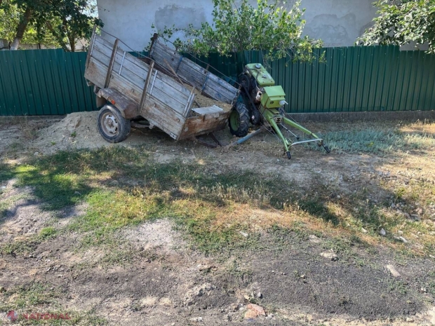 FOTO // Bărbat din Vulcănești, STRIVIT sub remorca unui motocultor. Victima a DECEDAT în drum spre spital