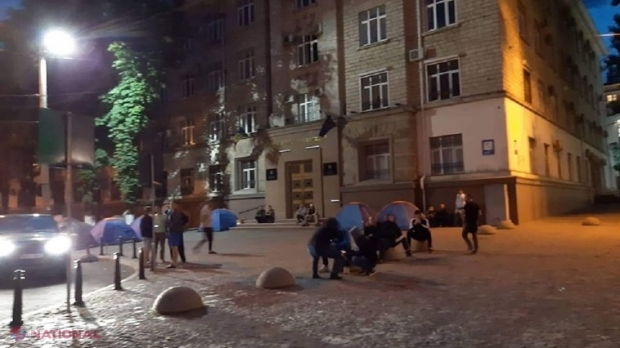VIDEO, FOTO // Protestatari cu CORTURI în fața unor ministere și PROCURATURII Generale: „Năstase a zis că o să ne ÎMPUȘTE în cap... Noi vom sta aici ca să nu ne vândă țara””