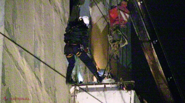 PERICOL // Un balcon de la etajul opt al unui bloc de locuit din sectorul Botanica, la un pas să cadă în gol