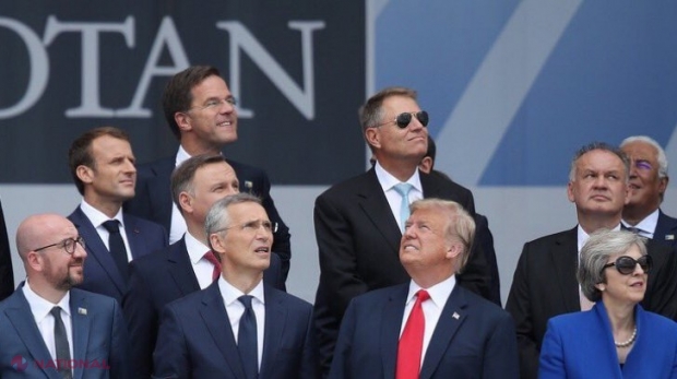 FOTO // Iohannis, în spatele lui Trump la poza de grup de la summit-ul NATO