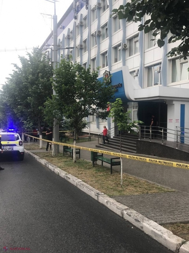 UPDATE // Clădirea Judecătoriei Chișinău, sediul Buiucani, EVACUATĂ: Oamenii legii nu au găsit bomba anunțată la 112