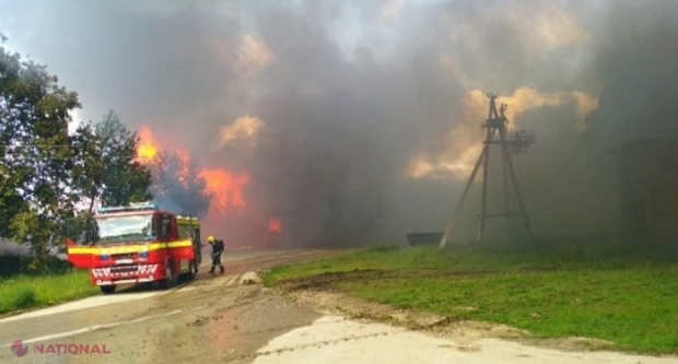 FOTO // INCENDIU puternic la nordul R. Moldova! Mii de metri pătrați, în FLĂCĂRI, iar acoperișul s-a PRĂBUȘIT