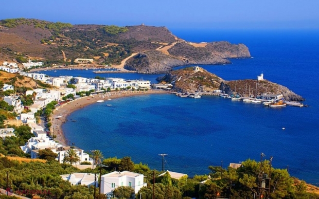 O insulă superbă din Grecia, care are nevoie disperată de locuitori, oferă oricui vrea să se mute 500 de euro pe lună şi pământ pentru a-şi construi o casă sau o afacere