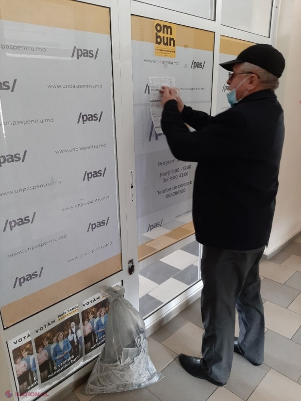 FOTO // Protest cu SACI de facturi în 22 de localități din R. Moldova. Reprezentanții Partidului „ȘOR” au lăsat facturile la sediile PAS