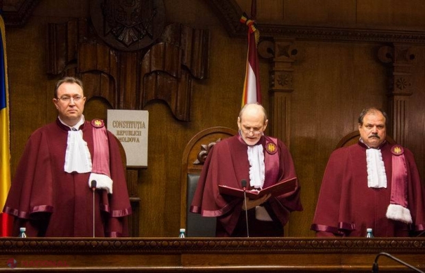 SURPRIZĂ // Secera și ciocanul sunt CONSTITUȚIONALE