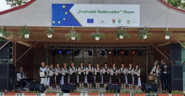 VIDEO // FESTIVALUL MOLDOVENILOR pe ambele maluri ale Prutului: Mioara Velicu, Ion Paladi, Ansamblul „Plăieșii” și Fetele din Botoșani, la Moșna din Județul Iași și Capaclia din raionul Cantemir. „Suntem un neam, un grai, o istorie, un cântec”