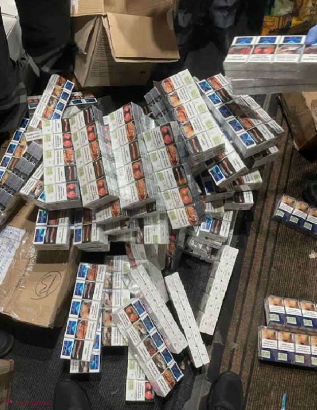 VIDEO // S-a pornit în Marea Britanie cu un autocar ticsit cu bagaje neînsoțite, iar vameșii au prins șoferul cu minciuna: A ascuns 950 de pachete cu țigări pentru a le vinde pe piața neagră din UE 