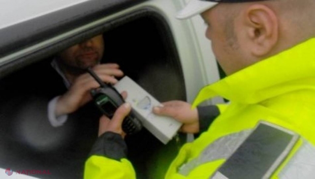 Doi polițiști din R. Moldova, prinși cu banii în mână: Ce i-au promis proprietarului unui automobil cu numere de înmatriculare lituaniene