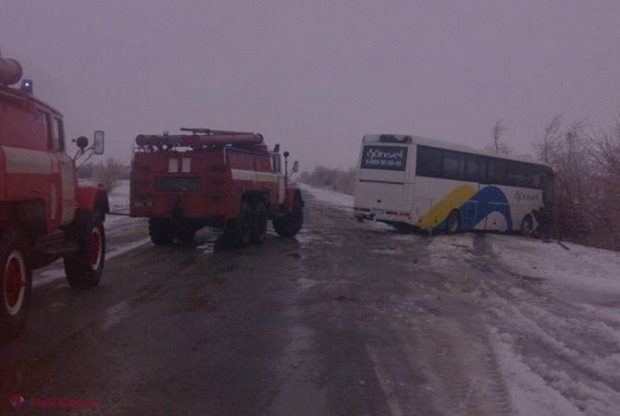 Un autobuz de pe ruta Kiev-Chișinău a DERAPAT de pe șosea. Salvatorii ucraineni au intervenit