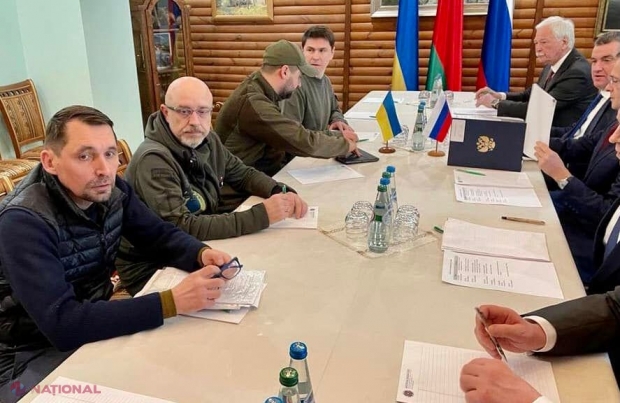 VIDEO // Au început NEGOCIERILE dintre Ucraina și Rusia: Membrii delegației din Rusia au ÎNTINS primii mâinile omologilor ucraineni. Ordinea de zi: ÎNCETAREA focului și stabilirea unui armistițiu