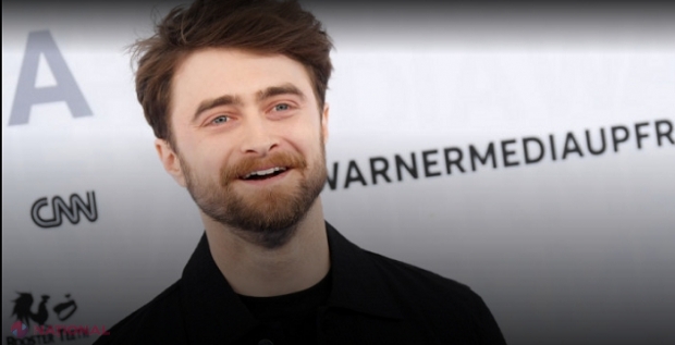 Harry Potter // Daniel Radcliffe, complet schimbat pentru un nou rol. Fotoreporterii l-au pozat cu o perucă voluminoasă și creață
