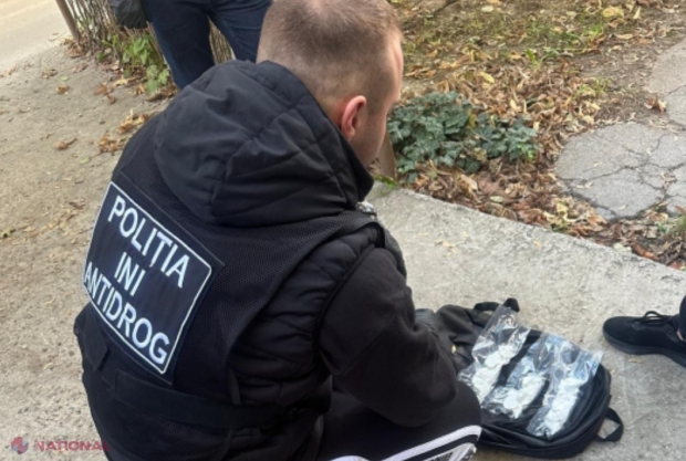 VIDEO // Droguri de peste 15 MILIOANE de lei, depistate în apartamentele a doi bărbați din Chișinău. Aceștia au fost încătușați în stradă și plasați în arest pentru 30 de zile