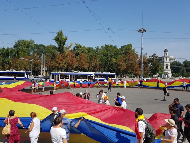 FOTO // Marșul Centenar a culminat cu Hora Unirii în Piața Marii Adunări Naționale. George Simion: „Înțeleg ce avem de făcut de acum încolo”