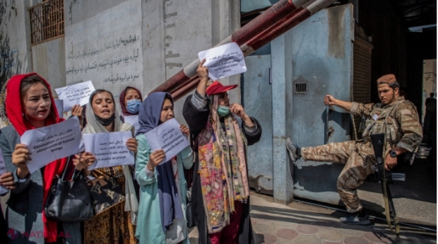 Spălatul toaletelor - singurul loc de muncă permis femeilor afgane în noua administrație talibană din Kabul